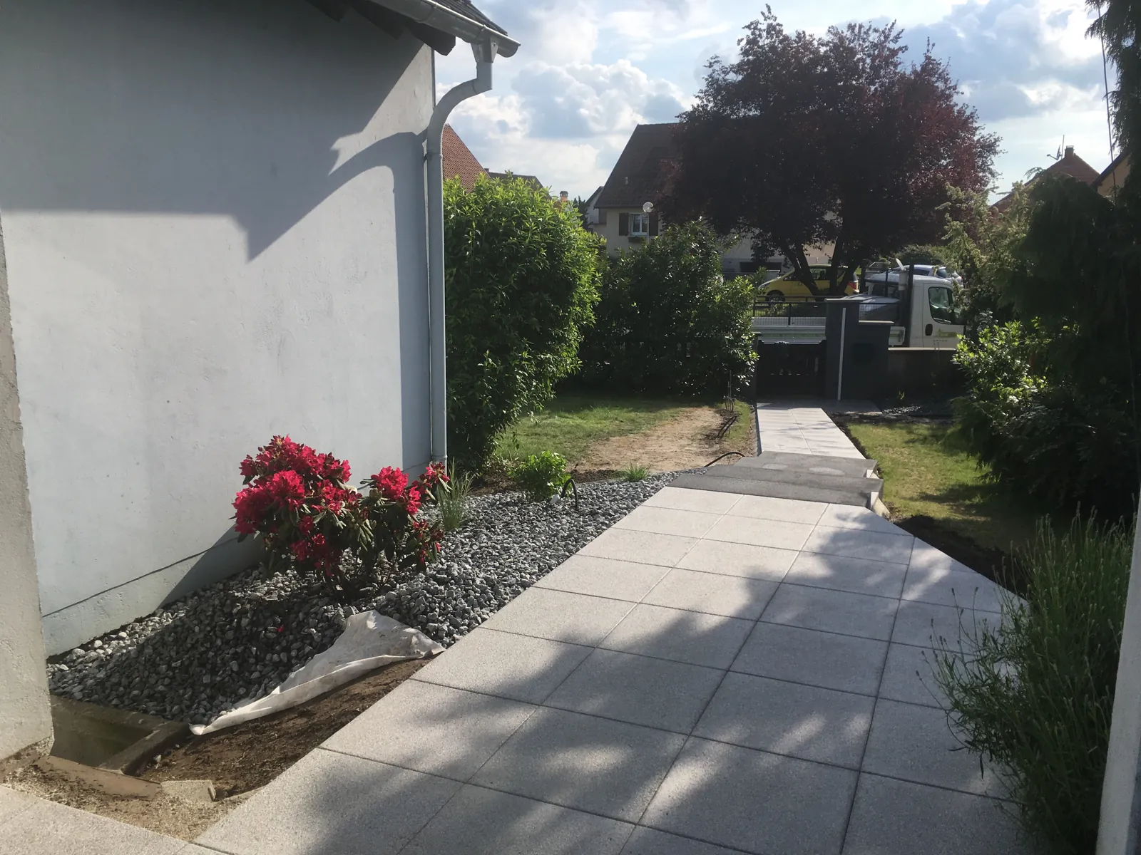 Une allée entre maison et jardin — Bas-Rhin