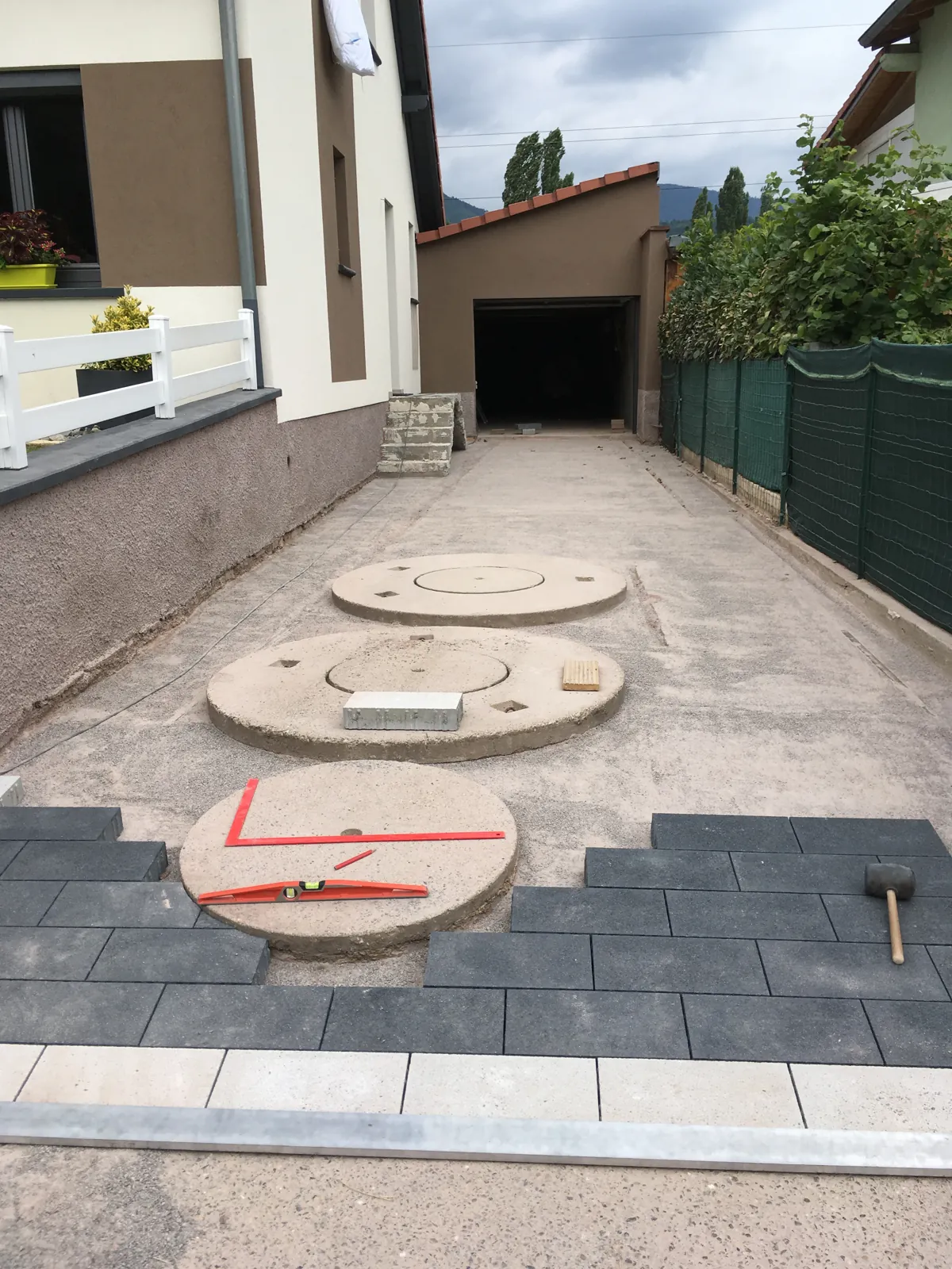 Allée pavée avec bordures au pied de la maison à Muhlbach