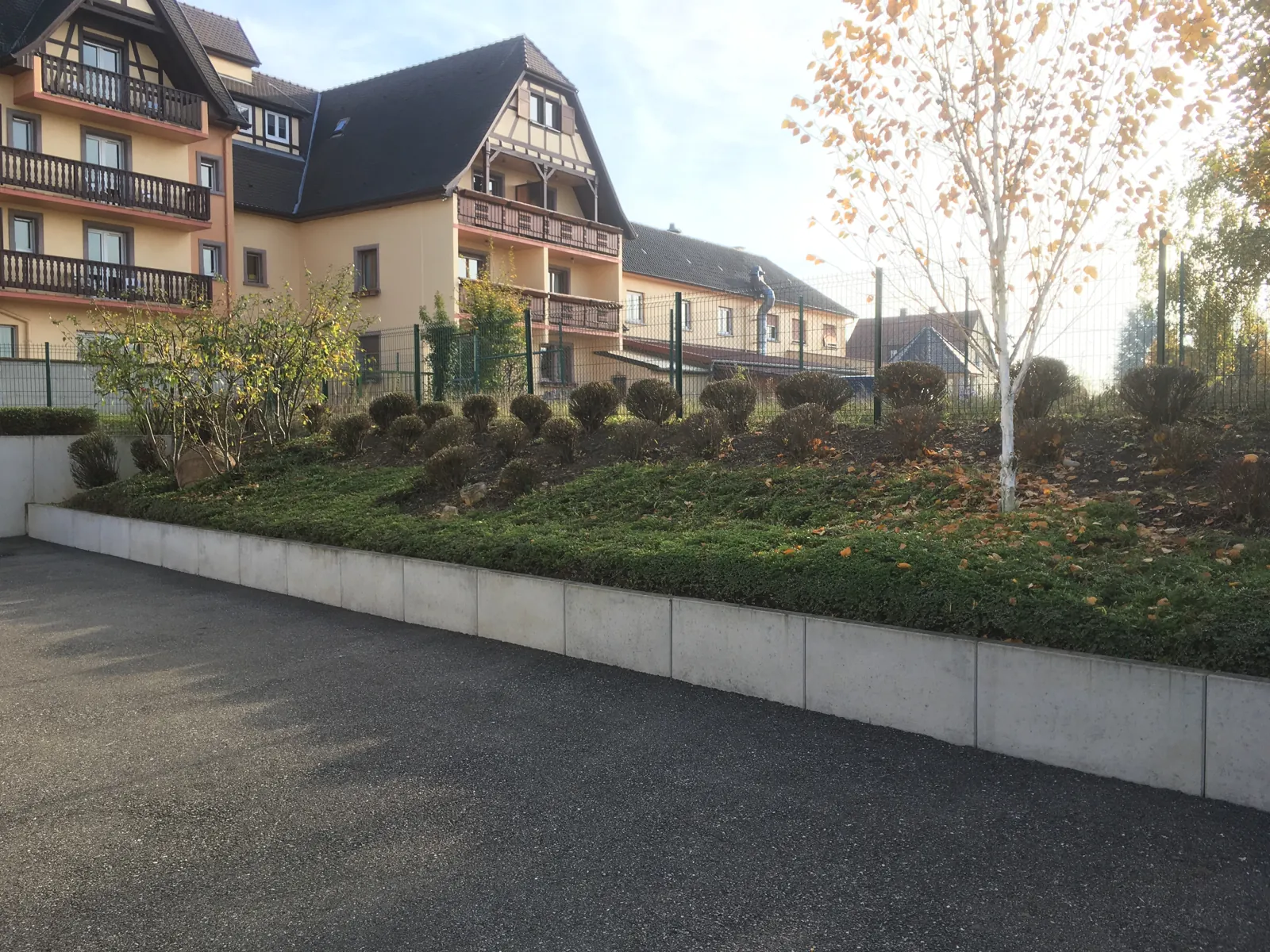 Abords plantés et muret dans un village du Bas-Rhin