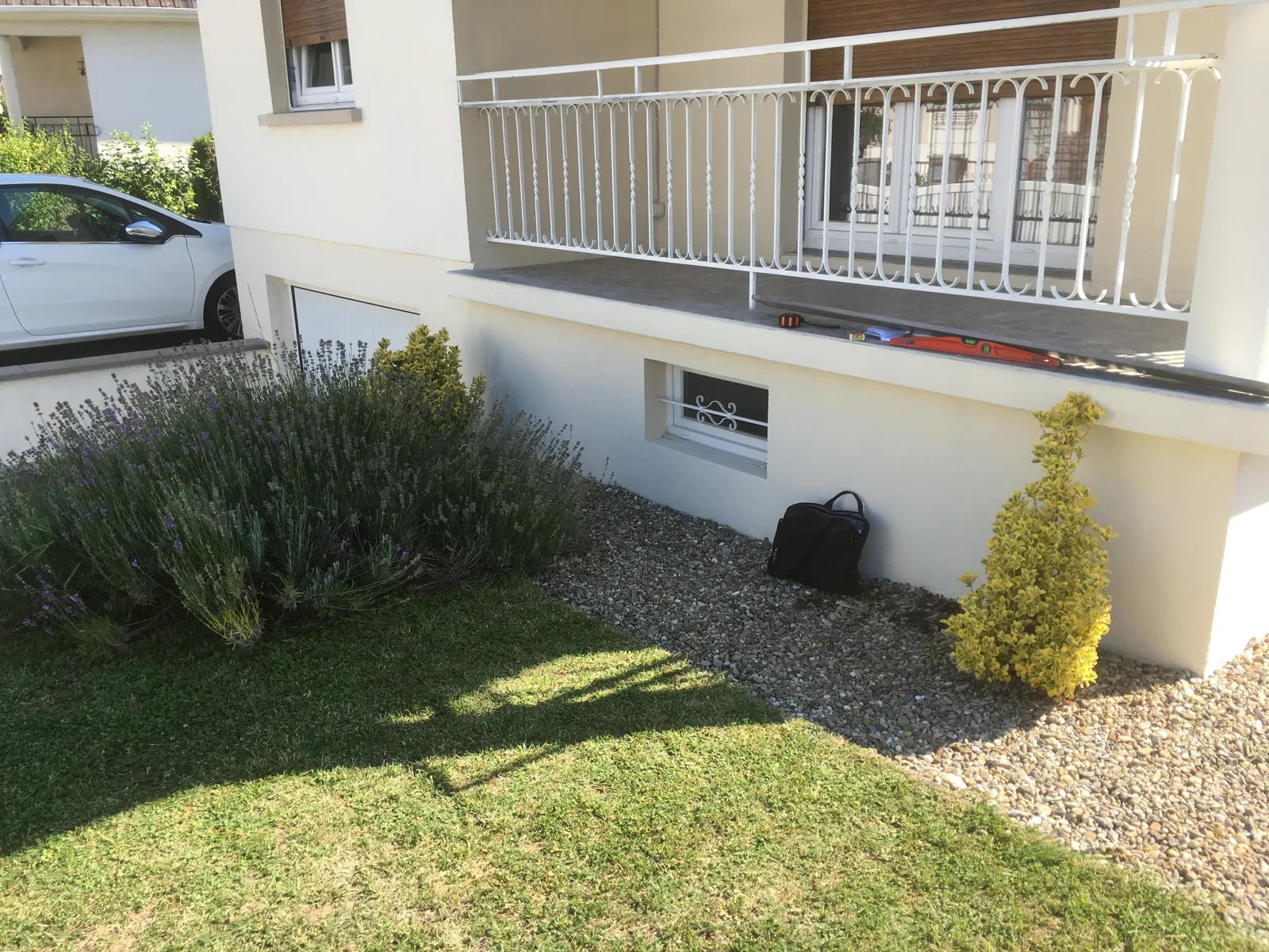 Pelouse, arbustes et abords paysagers d’une maison
