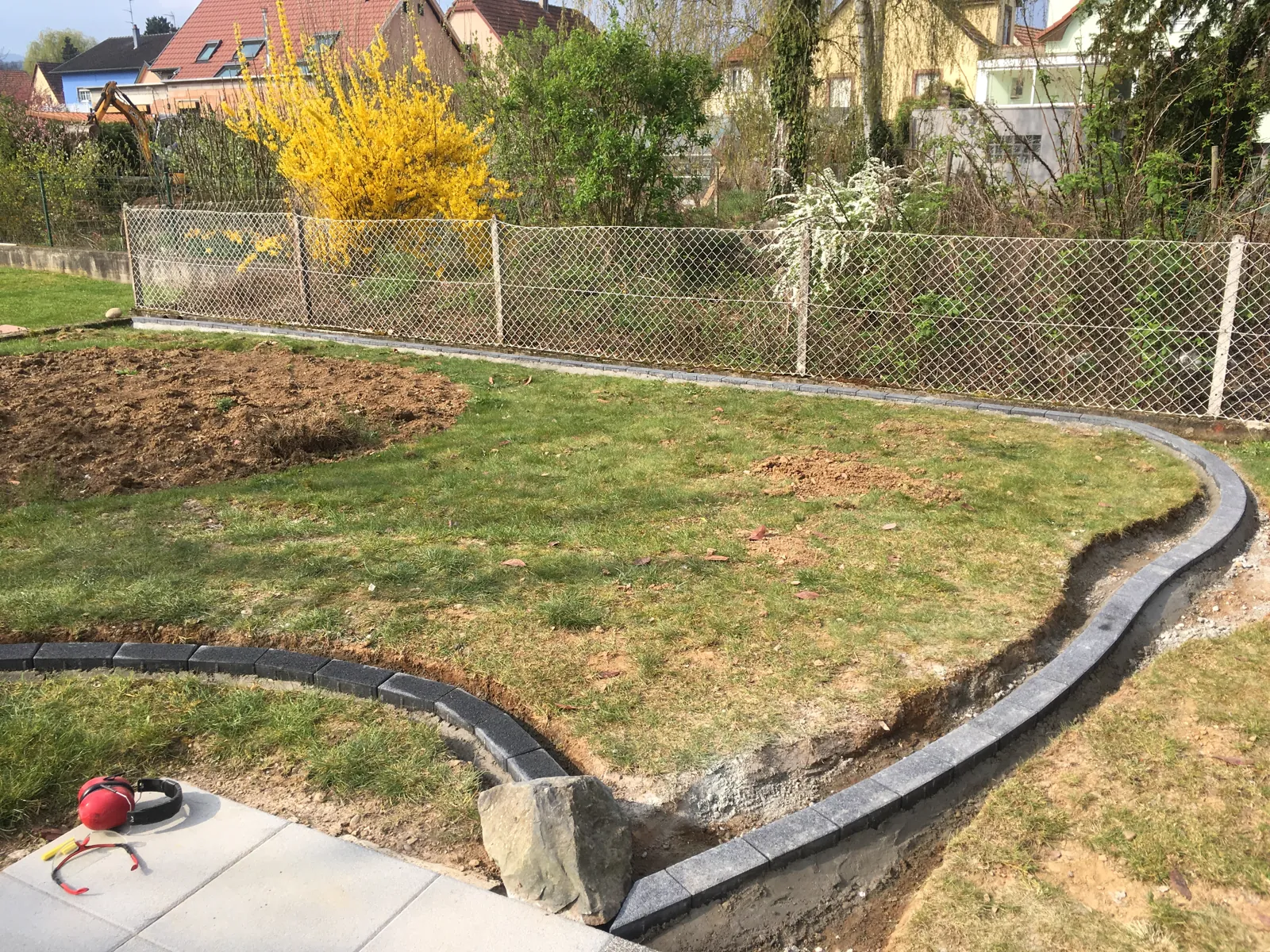 Une bordure qui suit le terrain — Bas-Rhin