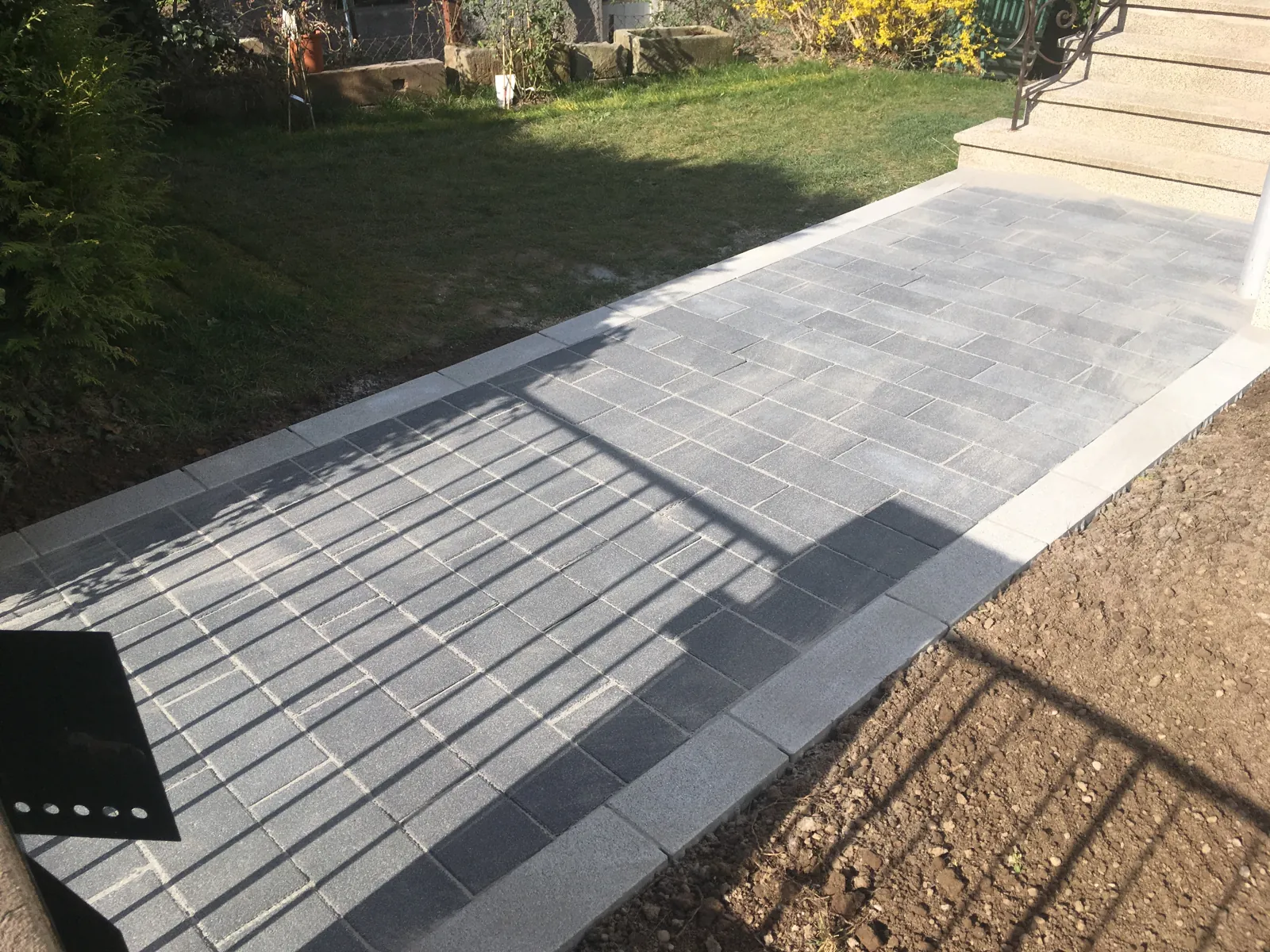 Cheminement pavé et finitions en bordure de jardin