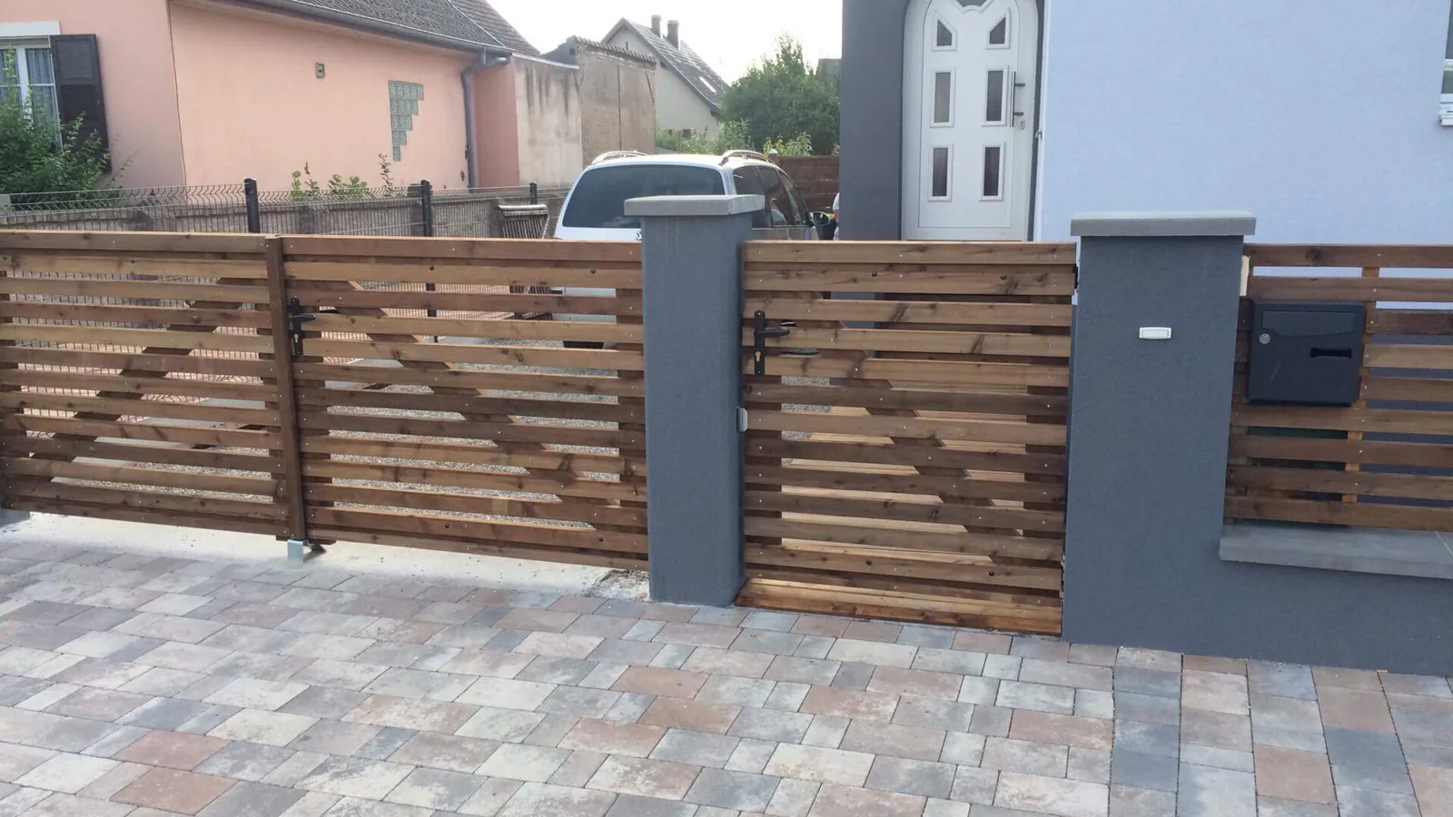 Clôture et portail délimitant les abords d’une maison
