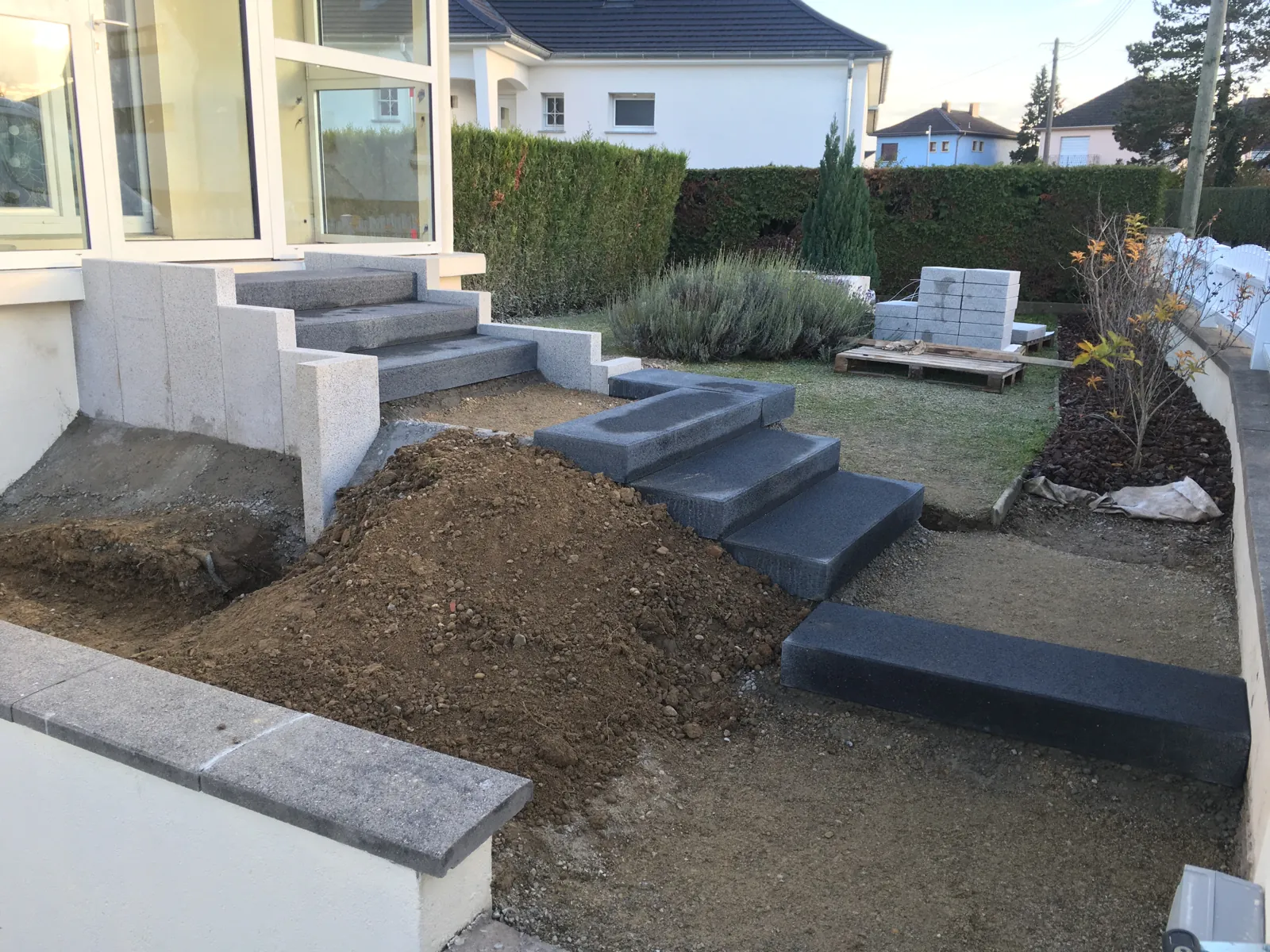 Marches et paliers reliant la maison au jardin