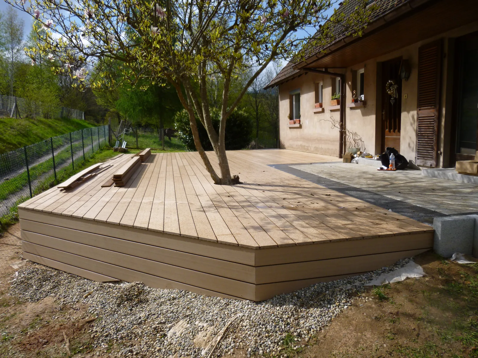 Terrasse aménagée autour d’un arbre conservé à Wisches