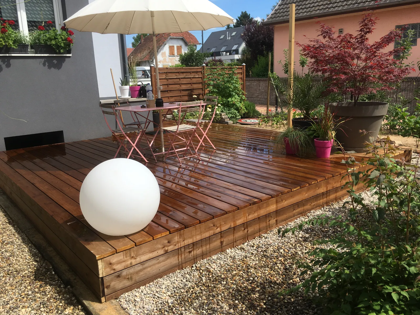 Terrasse en bois dans un jardin fleuri