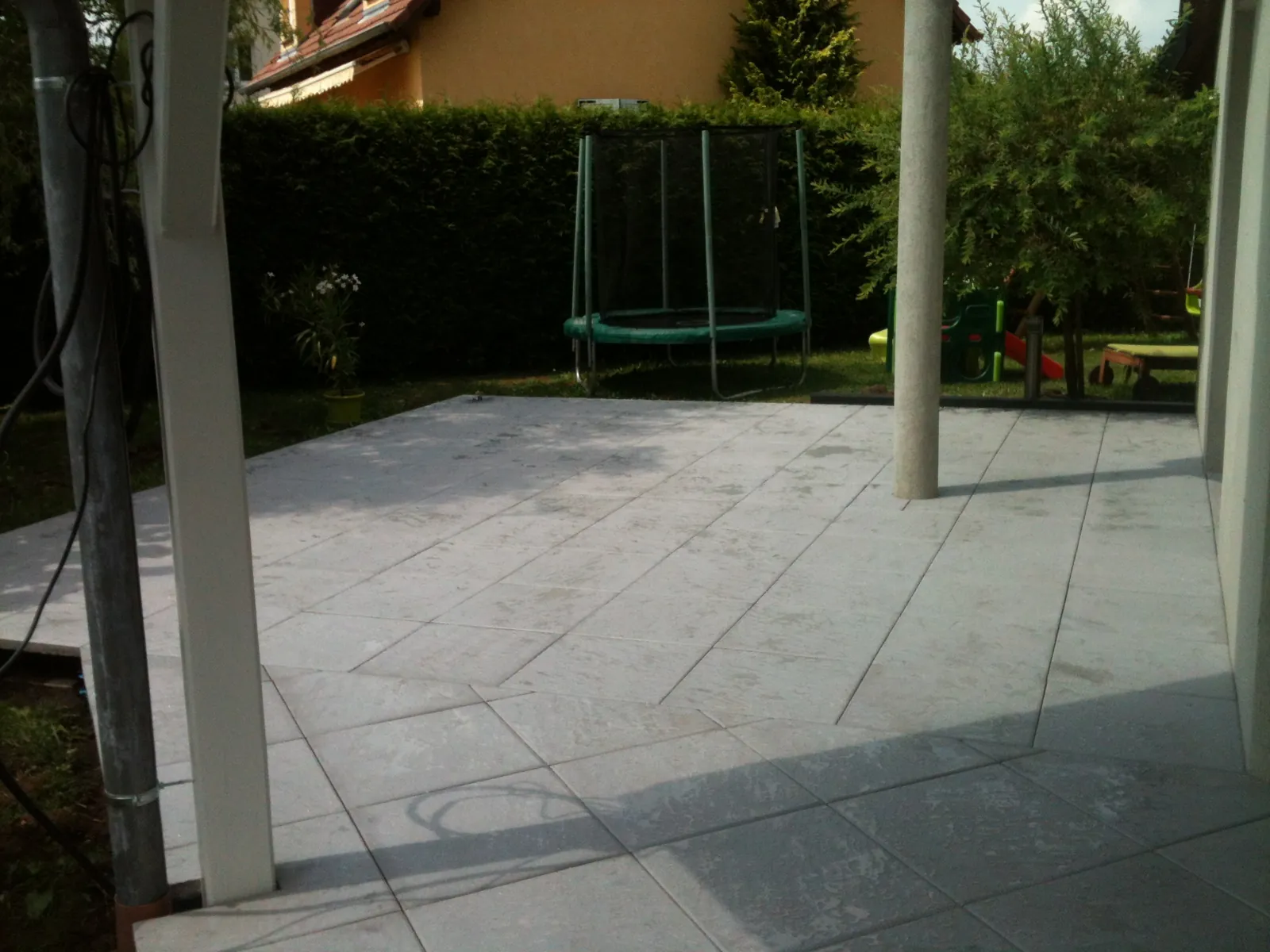 Terrasse dallée au pied d’une maison à Brumath