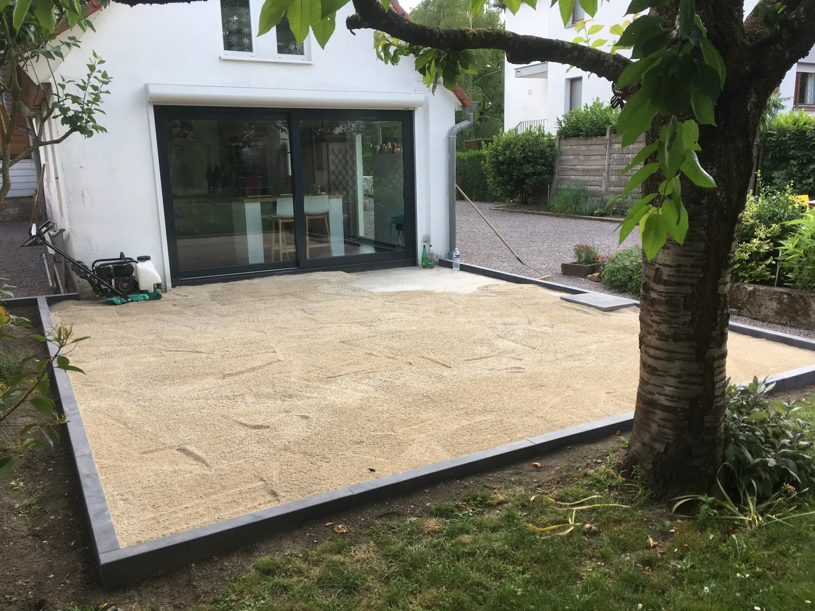 Grande terrasse dallée dans le prolongement de la maison