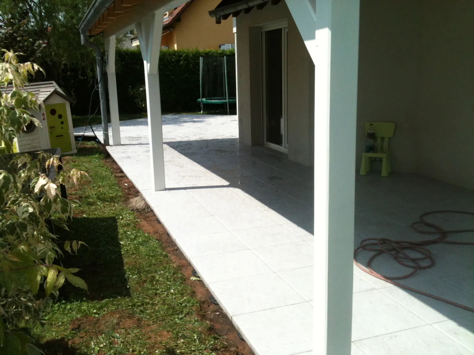 Une terrasse au pied de la maison — Brumath