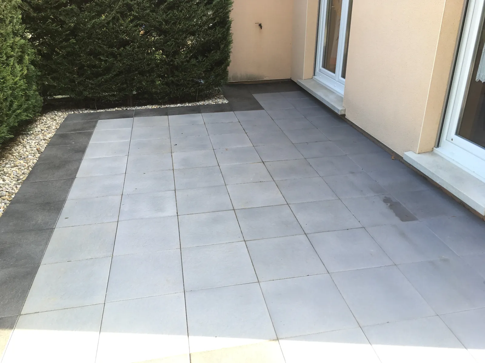 Une terrasse en dalles grises — Bas-Rhin